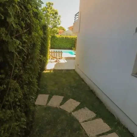 Apartman Getaway With A Shared Pool